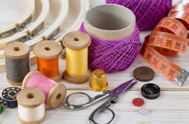 El işleri, iplikler, dikiş iğneleri..