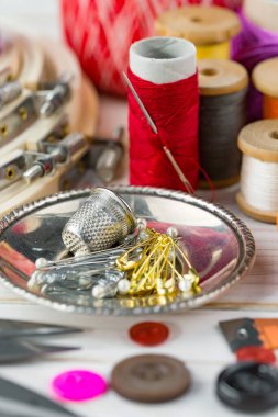 El işleri, iplikler, dikiş iğneleri..