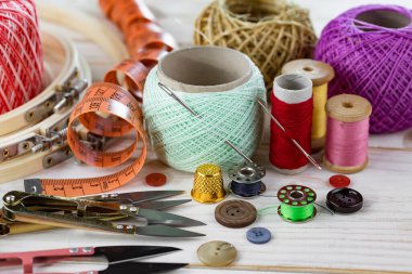 El işleri, iplikler, dikiş iğneleri..