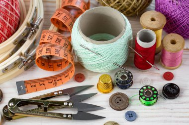 El işleri, iplikler, dikiş iğneleri..