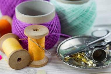 El işleri, iplikler, dikiş iğneleri..