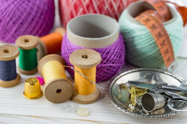 El işleri, iplikler, dikiş iğneleri..