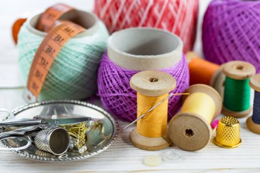 El işleri, iplikler, dikiş iğneleri..