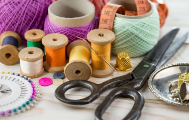El işleri, iplikler, dikiş iğneleri..