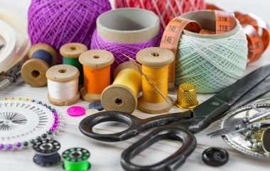 El işleri, iplikler, dikiş iğneleri..