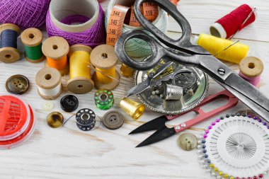 El işleri, iplikler, dikiş iğneleri..