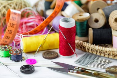 El işleri, iplikler, dikiş iğneleri..