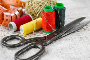 El işleri, iplikler, dikiş iğneleri..
