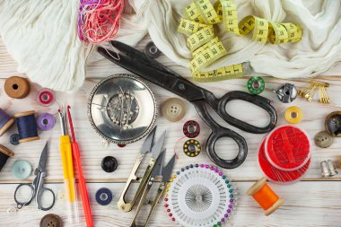 El işleri, iplikler, dikiş iğneleri..