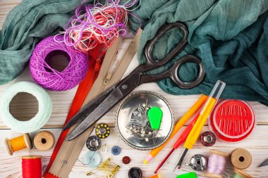 El işleri, iplikler, dikiş iğneleri..