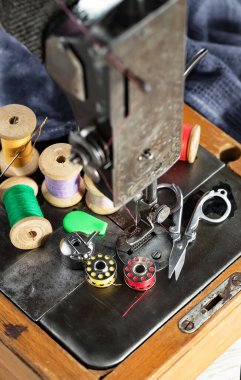 El işleri, iplikler, dikiş iğneleri..