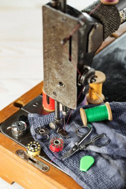 El işleri, iplikler, dikiş iğneleri..