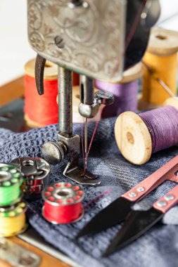 El işleri, iplikler, dikiş iğneleri..