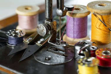 El işleri, iplikler, dikiş iğneleri..