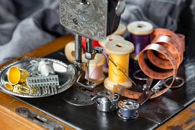 El işleri, iplikler, dikiş iğneleri..