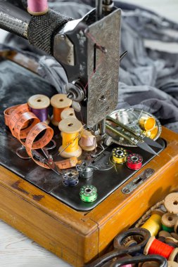 El işleri, iplikler, dikiş iğneleri..