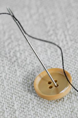 İplikler, iğneler ve dikiş malzemeleri.