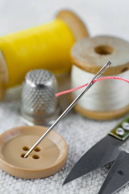 İplikler, iğneler ve dikiş malzemeleri.