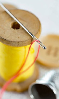 İplikler, iğneler ve dikiş malzemeleri.