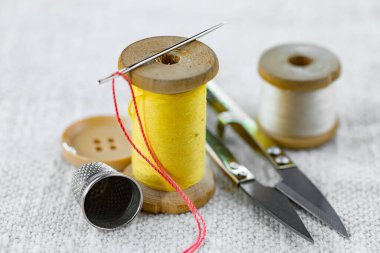 İplikler, iğneler ve dikiş malzemeleri.