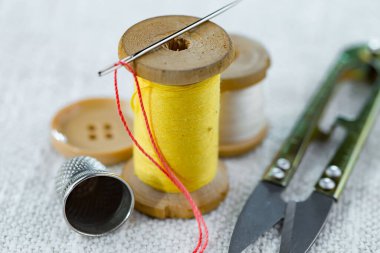 İplikler, iğneler ve dikiş malzemeleri.