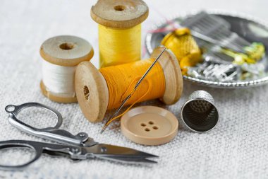 İplikler, iğneler ve dikiş malzemeleri.