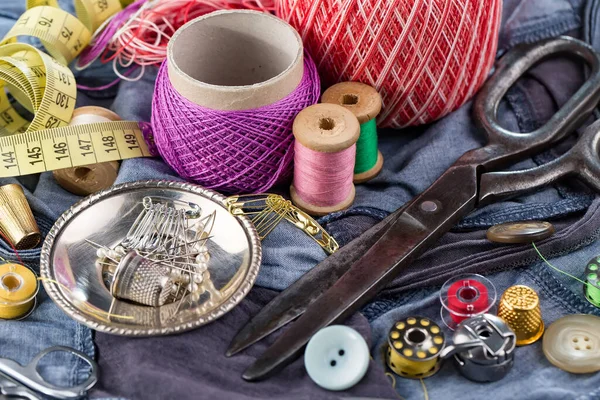 Handicraft items, threads, sewing needles.