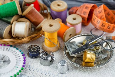 İplikler, iğneler ve dikiş malzemeleri.