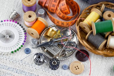 İplikler, iğneler ve dikiş malzemeleri.