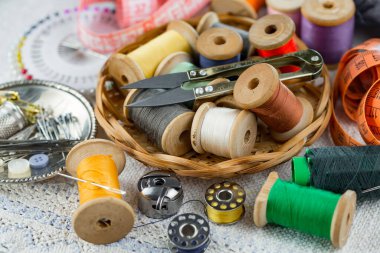 İplikler, iğneler ve dikiş malzemeleri.