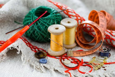 İplikler, iğneler ve dikiş malzemeleri.