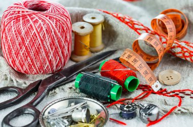 İplikler, iğneler ve dikiş malzemeleri.