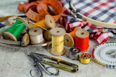 İplikler, iğneler ve dikiş malzemeleri.