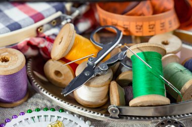 İplikler, iğneler ve dikiş malzemeleri.