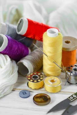 İplikler, iğneler ve dikiş malzemeleri.