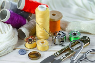 İplikler, iğneler ve dikiş malzemeleri.