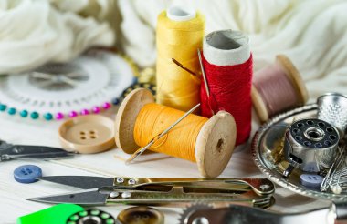 İplikler, iğneler ve dikiş malzemeleri.