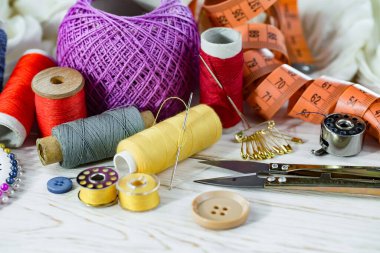 İplikler, iğneler ve dikiş malzemeleri.
