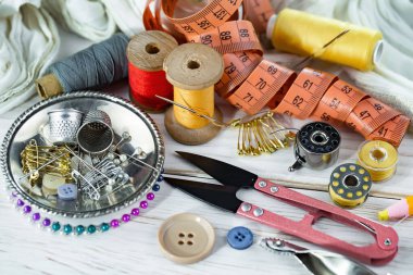 İplikler, iğneler ve dikiş malzemeleri.