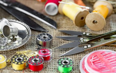 İplikler, iğneler ve dikiş malzemeleri.