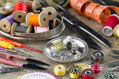 İplikler, iğneler ve dikiş malzemeleri.