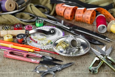 İplikler, iğneler ve dikiş malzemeleri.