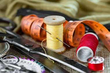 İplikler, iğneler ve dikiş malzemeleri.