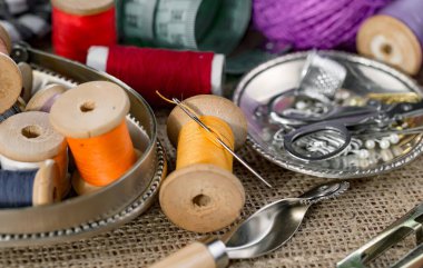 İplikler, iğneler ve dikiş malzemeleri.