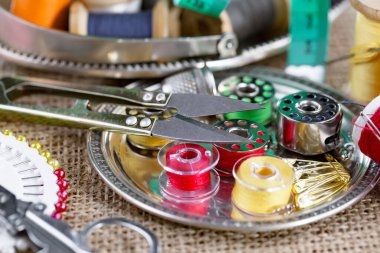İplikler, iğneler ve dikiş malzemeleri.