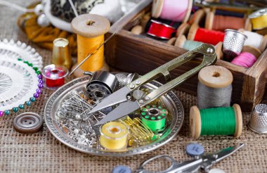 İplikler, iğneler ve dikiş malzemeleri.