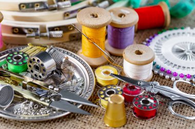 İplikler, iğneler ve dikiş malzemeleri.