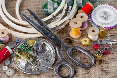 İplikler, iğneler ve dikiş malzemeleri.