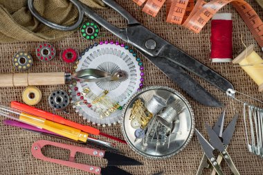 İplikler, iğneler ve dikiş malzemeleri.