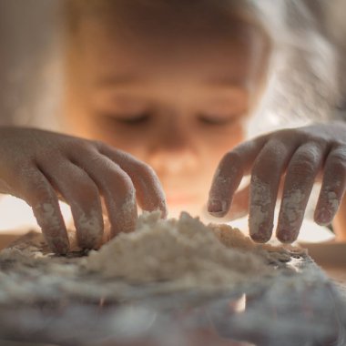 Kız unla oynuyor. Unla oynayan bir kızın yakın plan portresi.